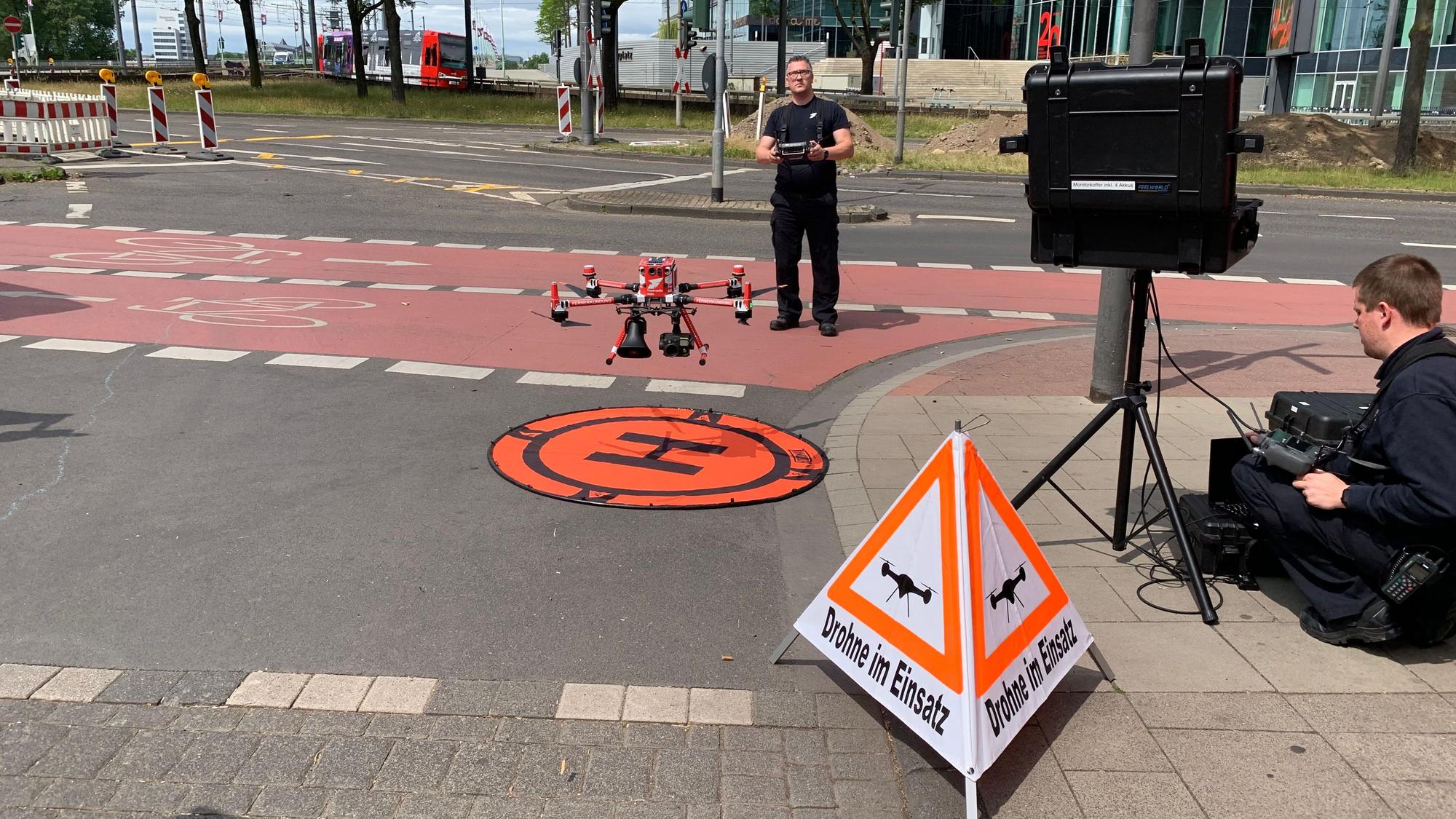 An der Drohne der Feuerwehr Köln ist ein Lautsprecher befestigt.