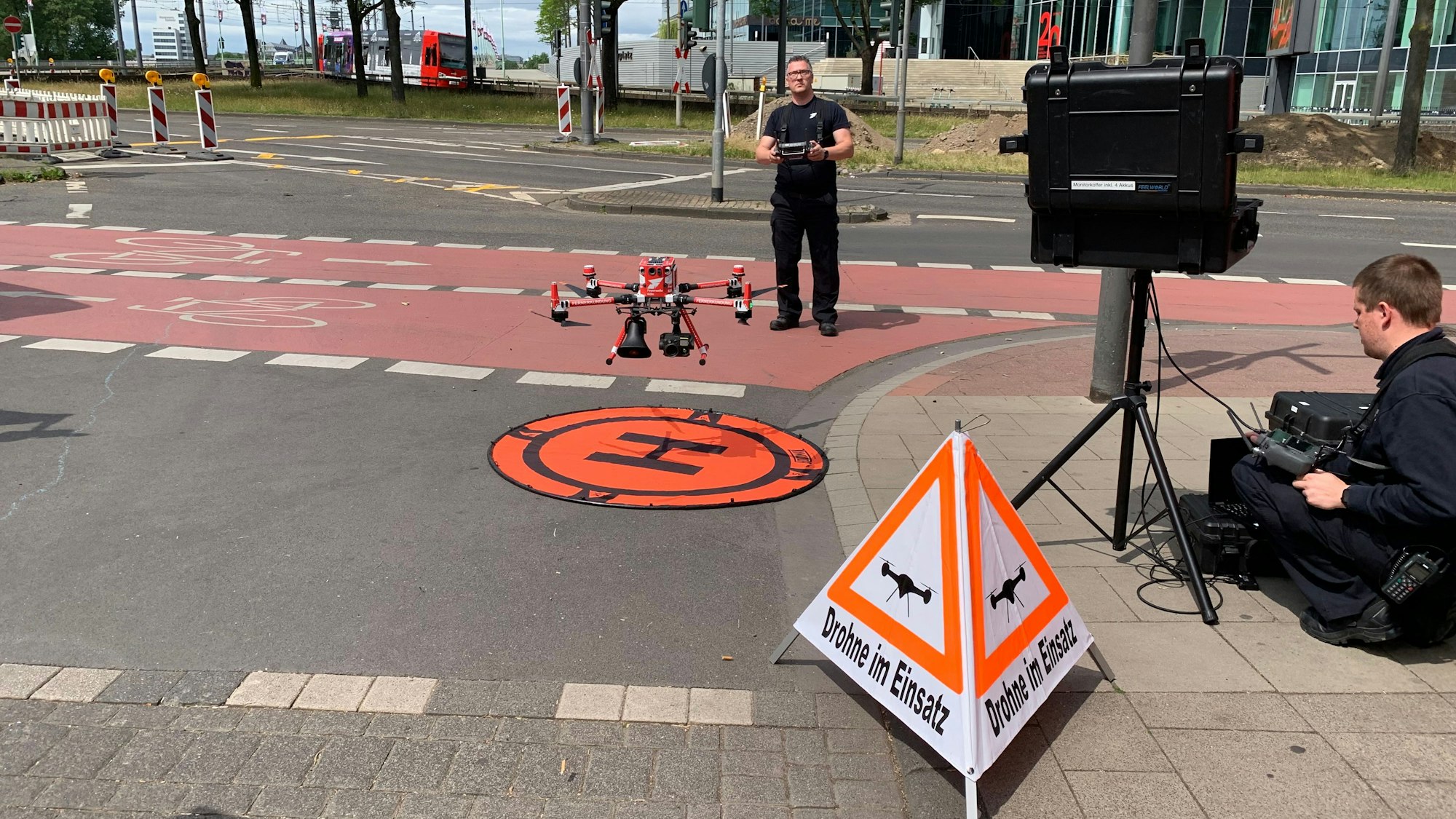 An der Drohne der Feuerwehr Köln ist ein Lautsprecher befestigt.