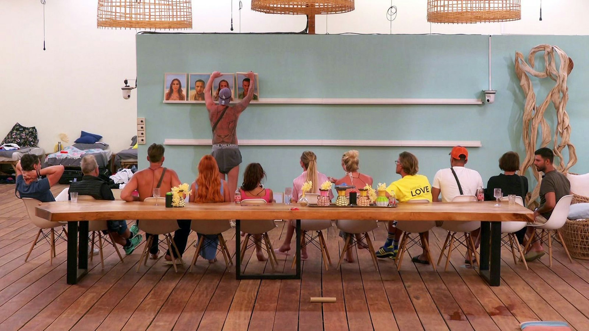 Bei der Frage an der „Wand der Wahrheit“ ging es darum, wessen Geschichte in der Sala „auserzählt“ sei. Anouschka Renzi setzte sich freiwillig auf den letzten Platz. „Lasst mich in Ruhe.“ (Bild: RTL)