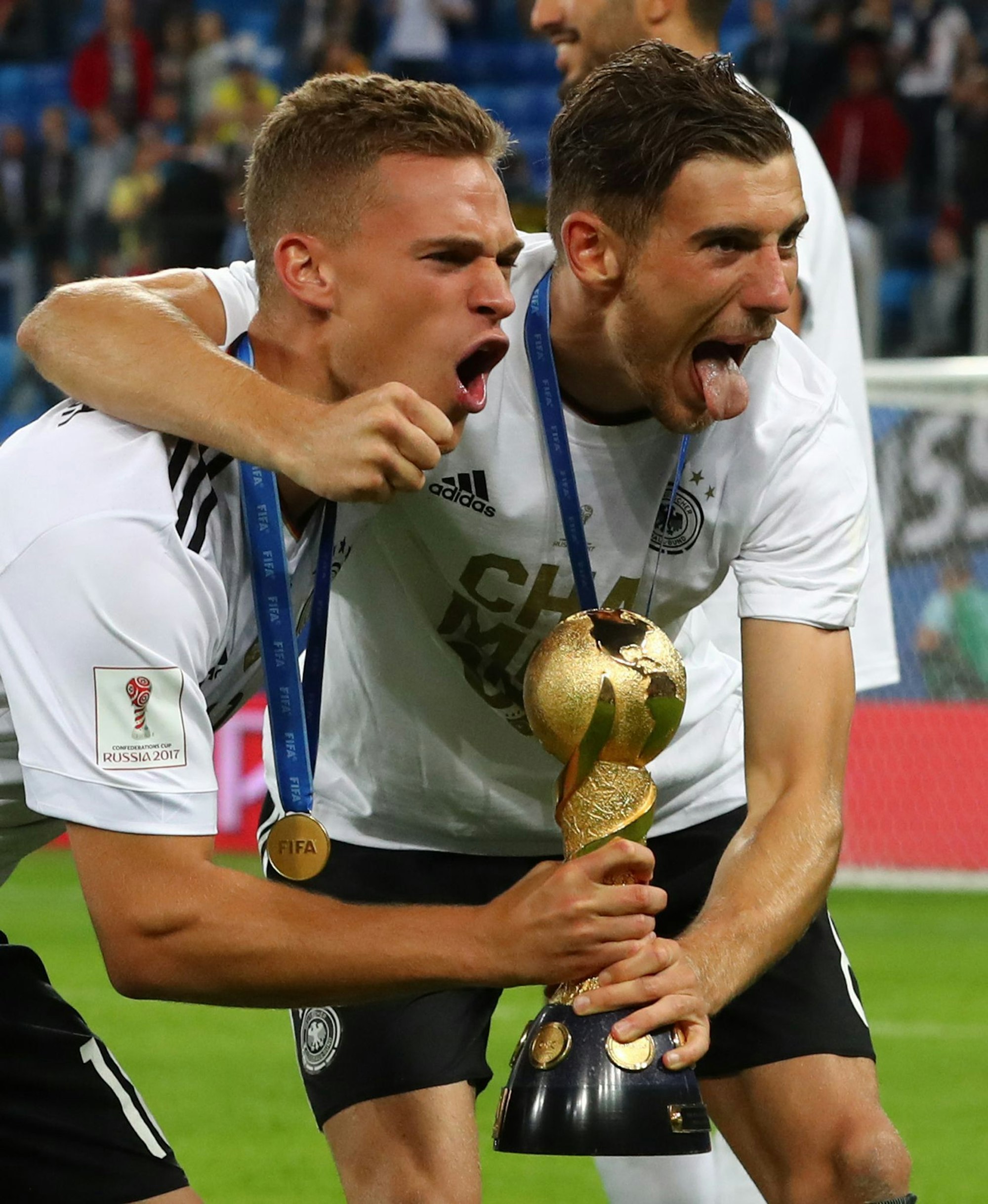 2017 holte Goretzka (r.) mit Kimmich den Confed-Cup-Pokal.