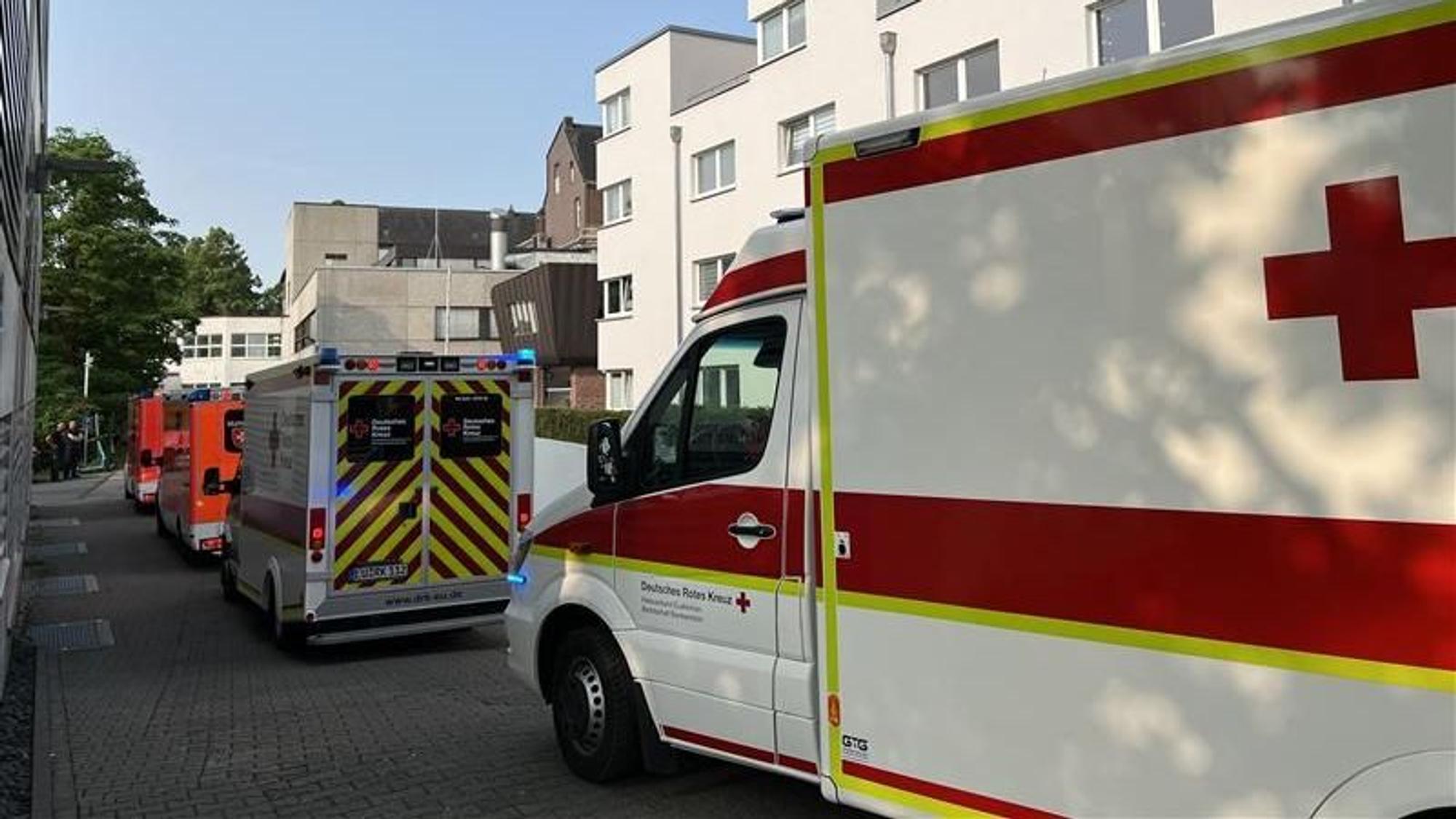 Eine Rettungswagenkolonne ist für die Evakuierung am Eduardus-Krankenhaus eingetroffen.
