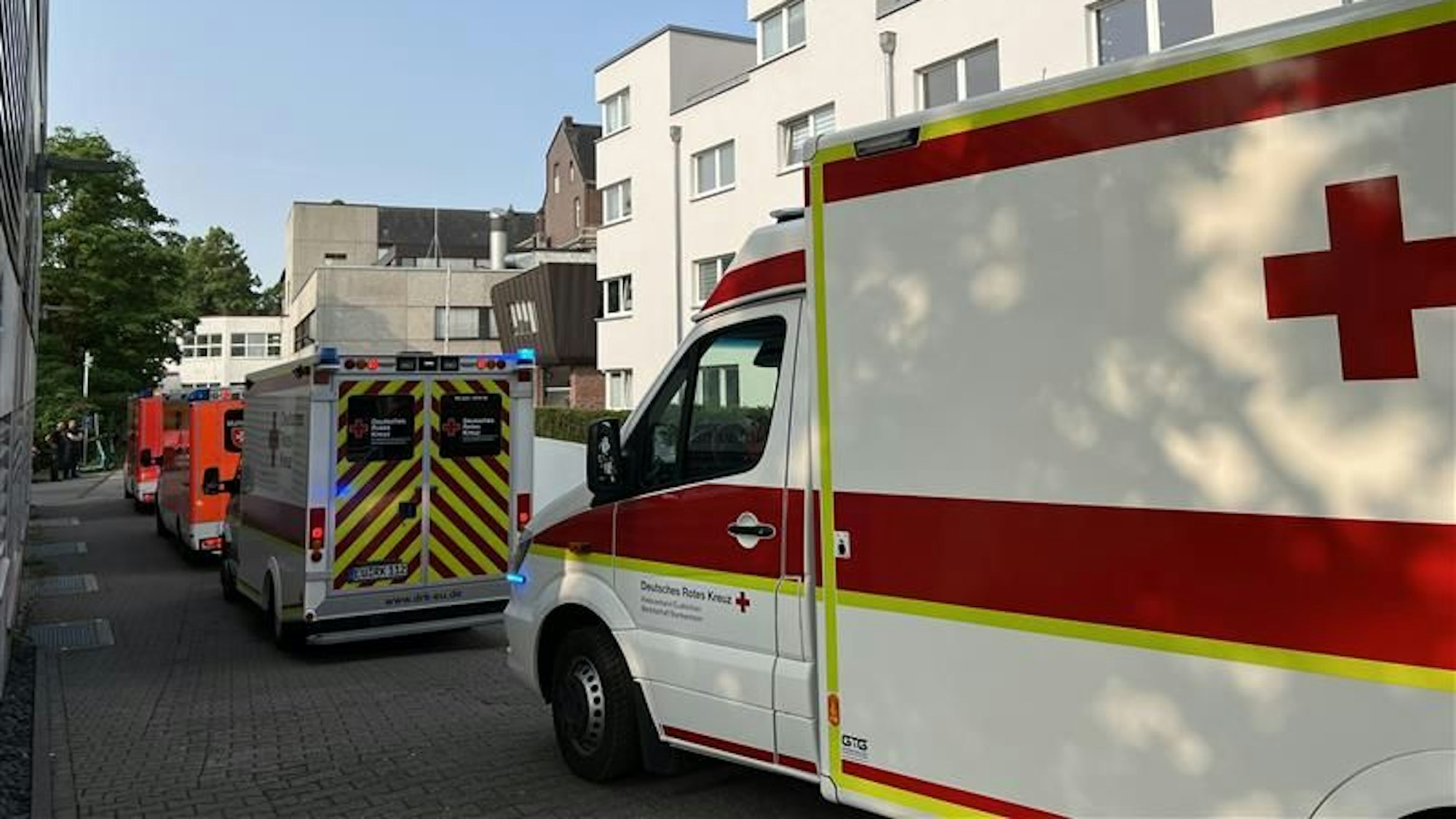 Eine Rettungswagenkolonne ist für die Evakuierung am Eduardus-Krankenhaus eingetroffen.