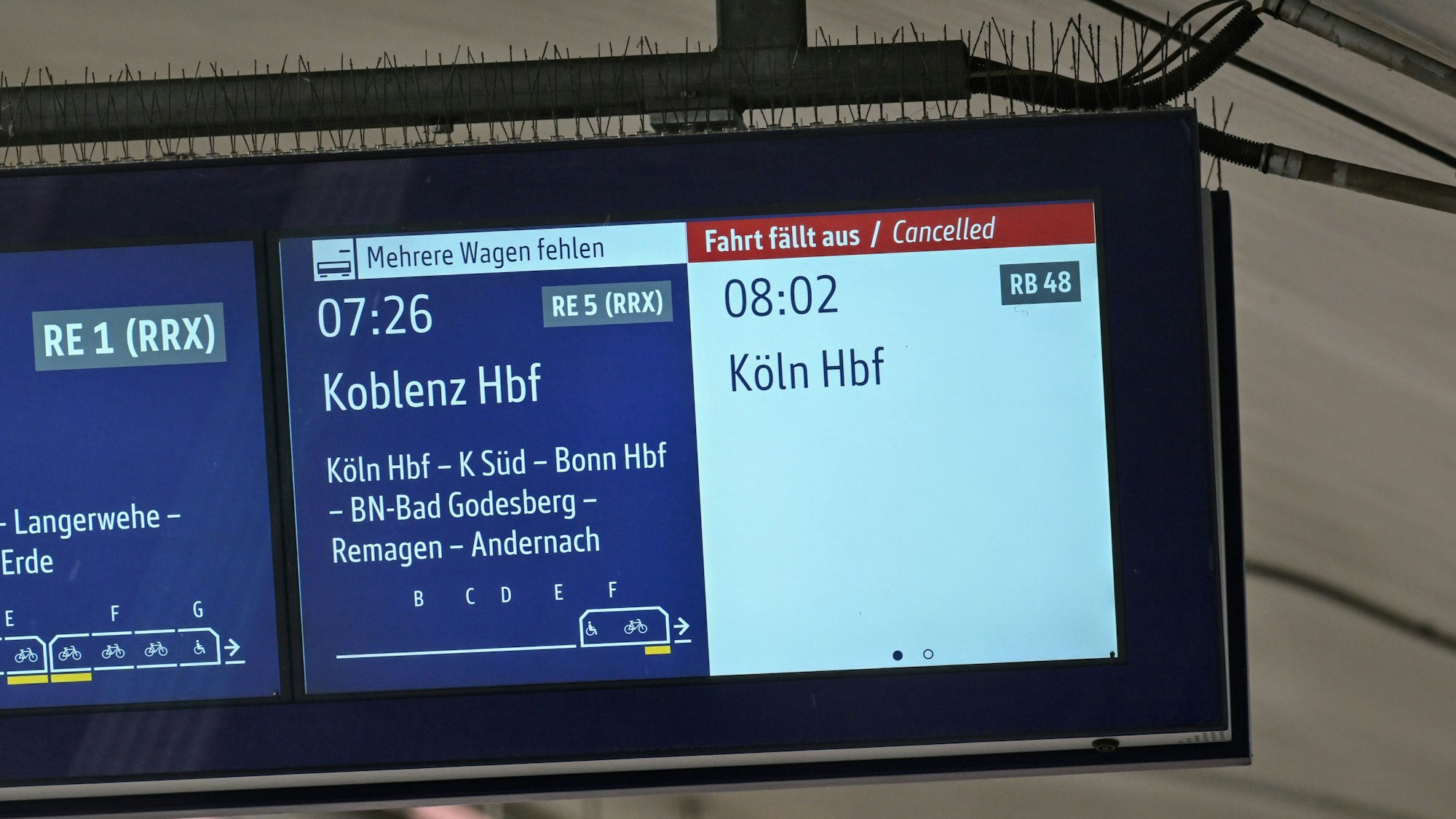 Eine Tafel zeigt Zugausfälle am Bahnhof Deutz an.