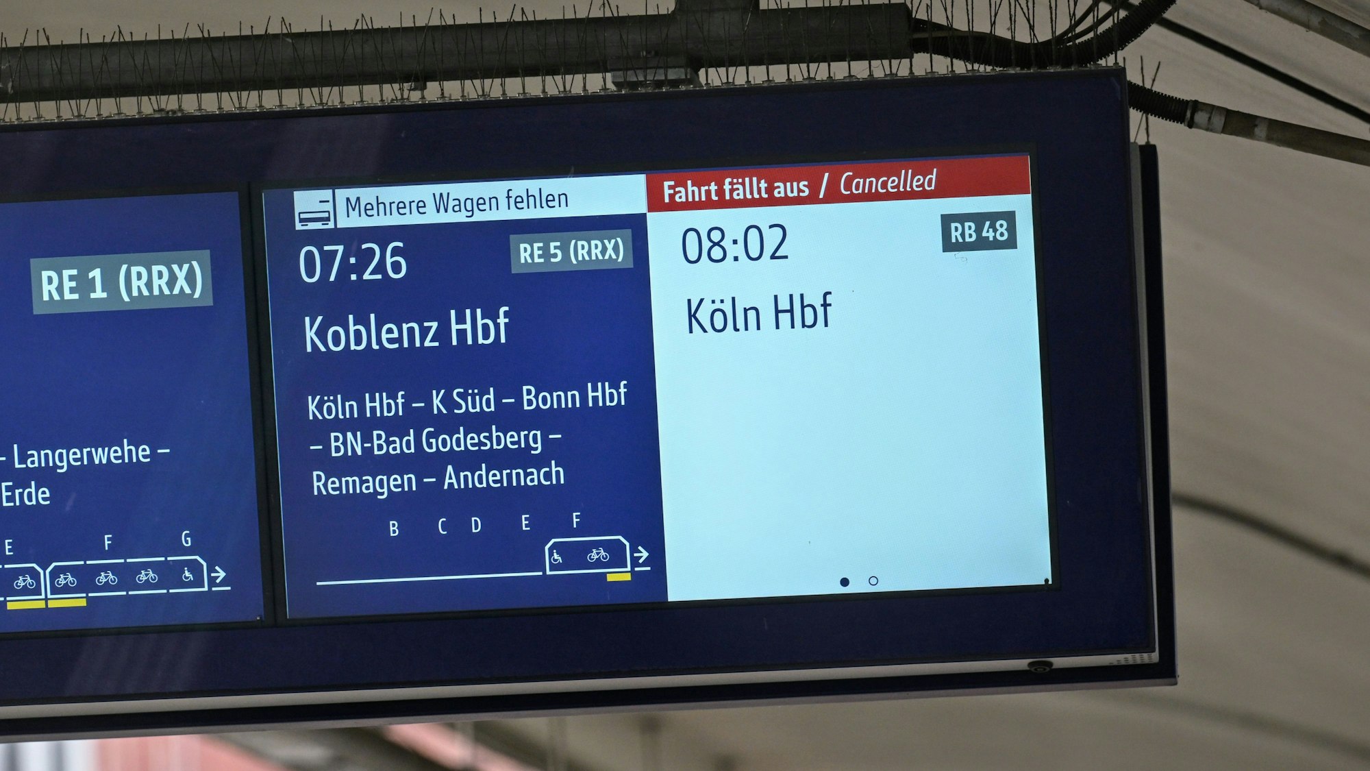 Eine Tafel zeigt Zugausfälle am Bahnhof Deutz an aufgrund der Bombenentschärfung in Köln.