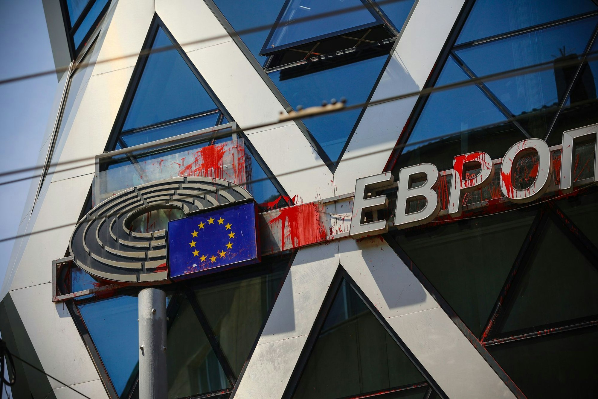 Spuren roter Farbbeutel am Gebäude von EU-Parlament und EU-Kommission in Sofia - Urheber waren prorussische Demonstranten.