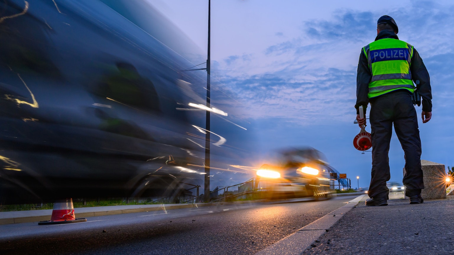 Ein Beamter der Bundespolizei überwacht am frühen Morgen die Einreise am deutsch-polnischen Grenzübergang Stadtbrücke. (Symbolbild)