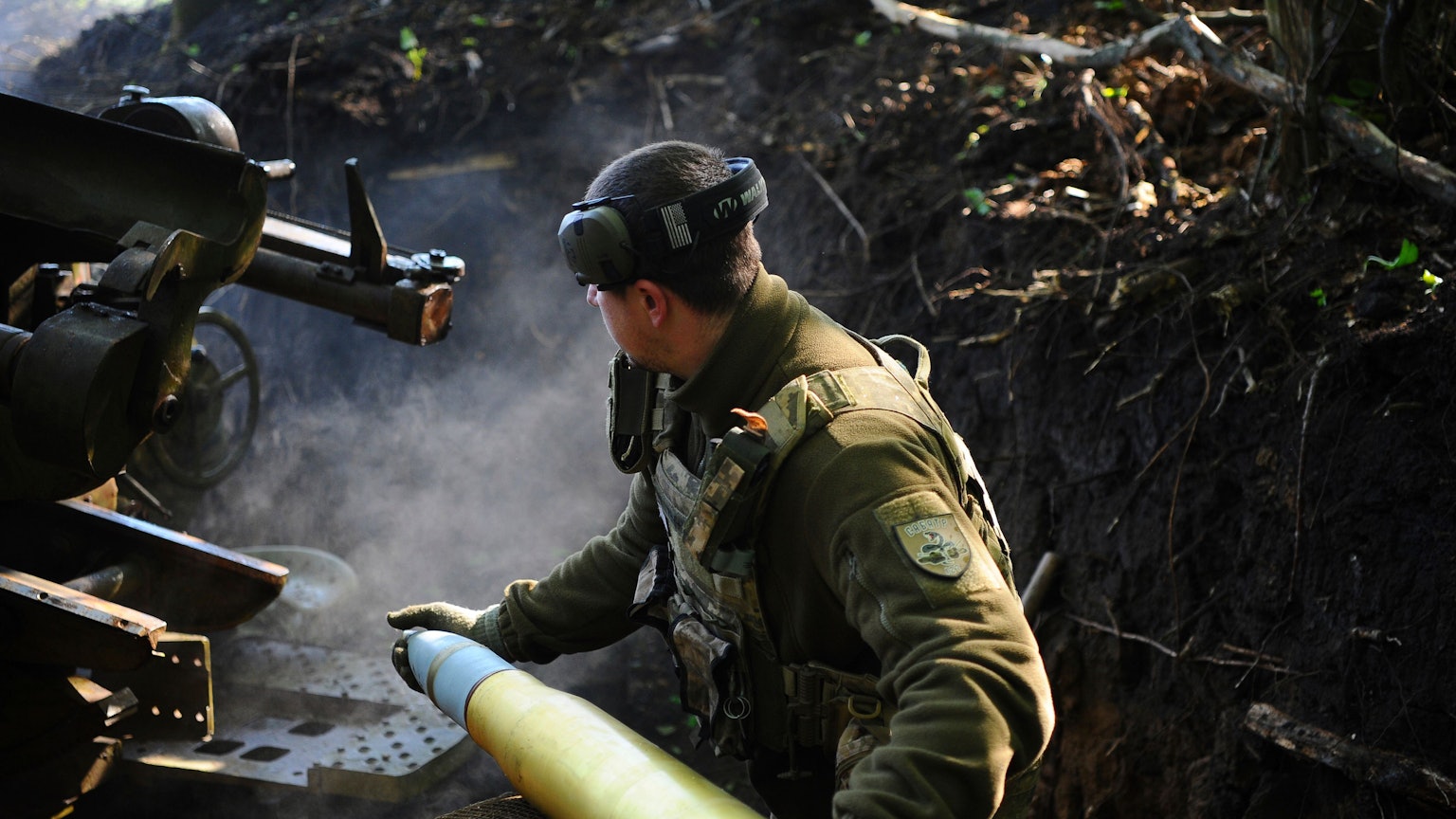 Auf diesem Foto feuern Soldaten in der Nähe von Charkiw in der Ukraine eine Kanone auf Stellungen der russischen Armee ab. (Archivbild)