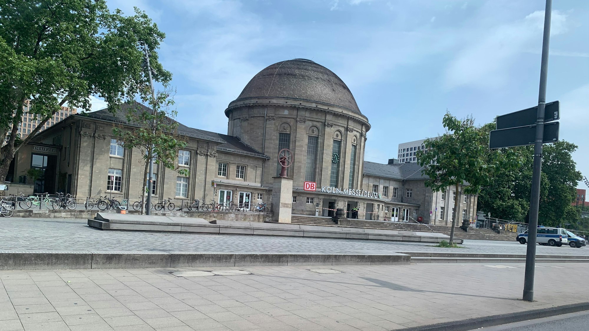 Der verwaiste Vorplatz des Bahnhofs Köln Messe/Deutz.