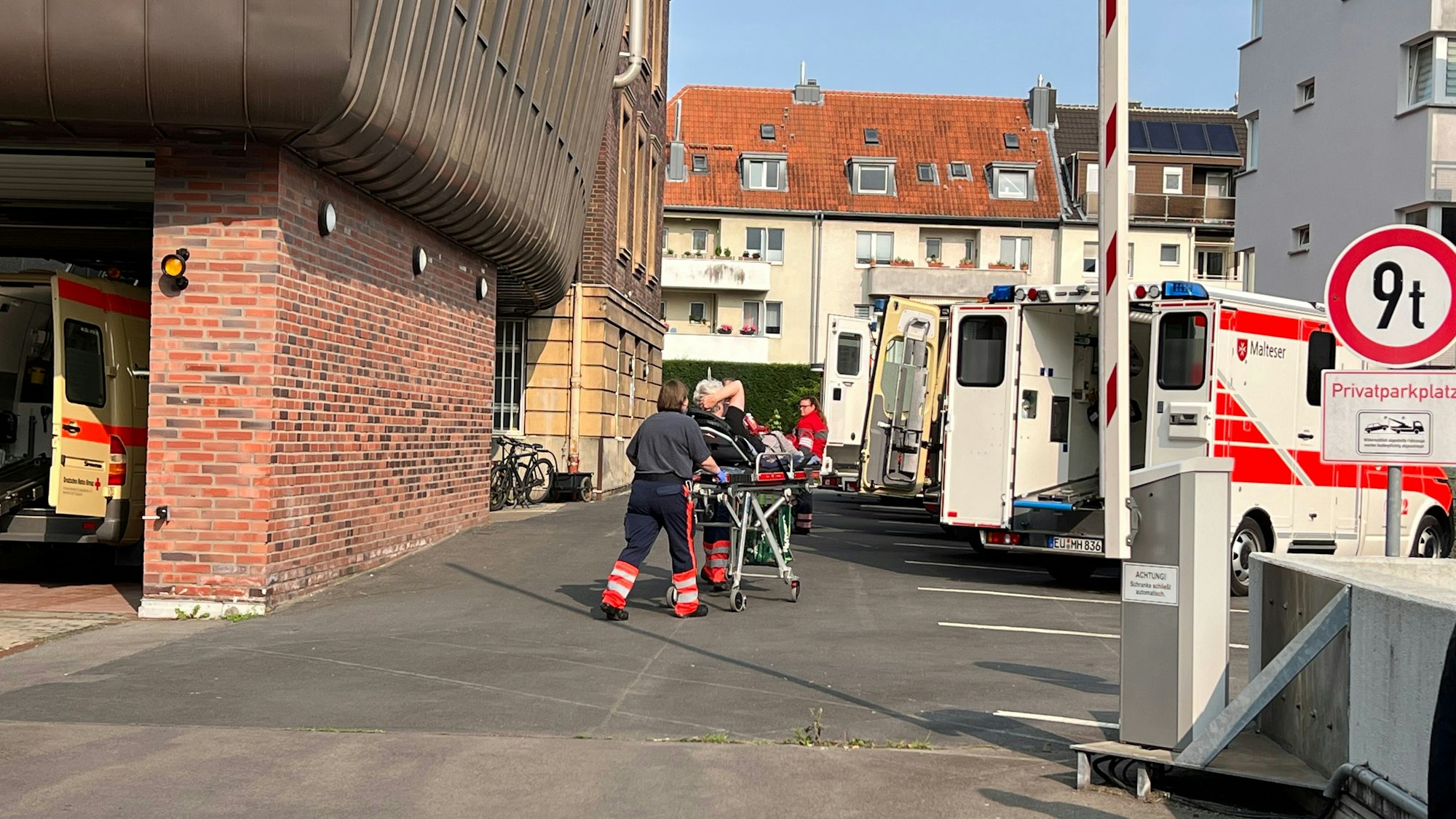 Die erste Patientin wird in einen Rettungswagen gebracht. Die Evakuierung des Eduarduskrankenhauses ist gestartet.