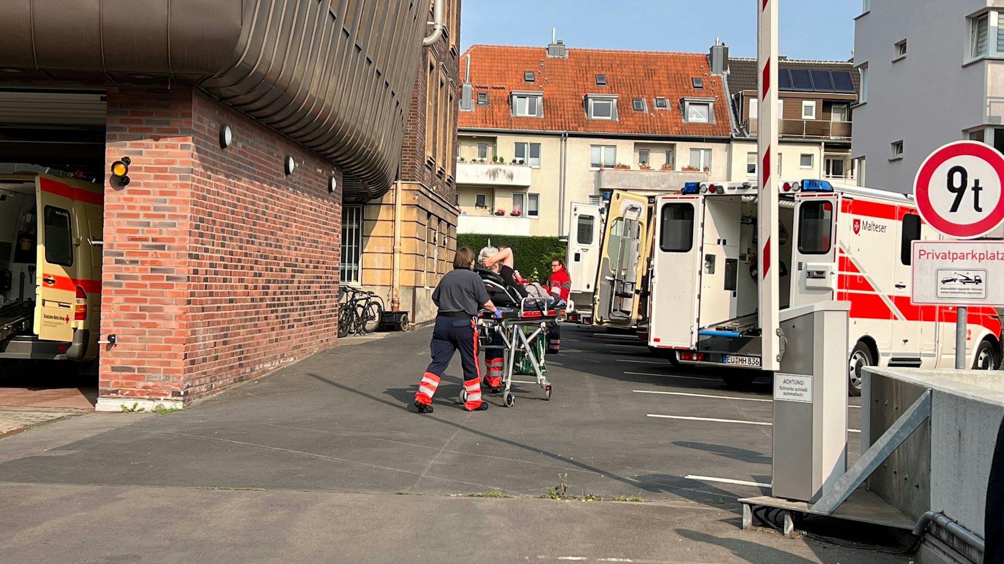 Die erste Patientin wird in einen Rettungswagen gebracht. Die Evakuierung des Eduardus-Krankenhaus ist gegen 9.15 Uhr gestartet.