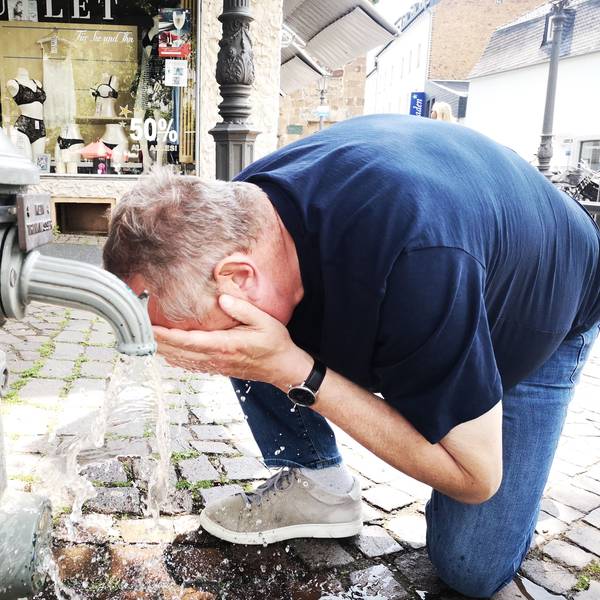In Siegburg und anderen kreisangehörigen Städten gibt es Maßnahmen gegen Hitze. Zum Beispiel Erfrischungsstationen und Trinkwasserbrunnen. An diesem Hydranten in Siegburg sollte man sich allerdings nur erfrischen, hier gibt es kein Trinkwasser.