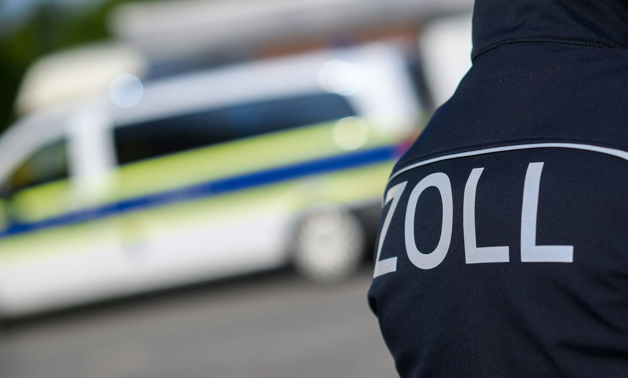 Mehrere Hauptzollämter durchsuchen mehr als 40 Räumlichkeiten wegen Abrechnungs- und Sozialbetrugs.