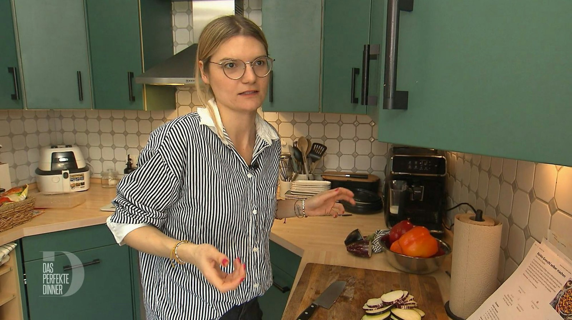 Wartet auf einen Heiratsantrag: Joan (33) erhöht den Druck auf ihren Freund. (Bild: RTL)