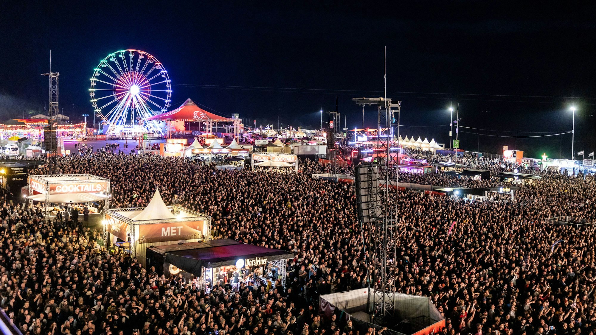Tausende Besucher beim Headliner Green Day vor der Utopia Stage beim Festival Rock am Ring. (Archivbild)