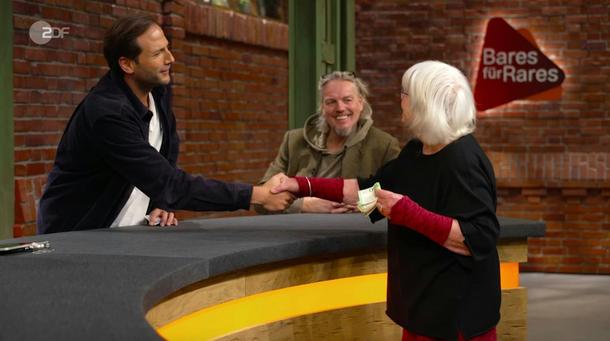 Händler Schmitz-Avila erzählte von seinem Vater als Riesenfan der Rolling Stones. Danach ließ Pauritsch ihm den Vortritt und Schmitz-Avila erhielt für 1.200 Euro den Zuschlag.
(Bild: ZDF)