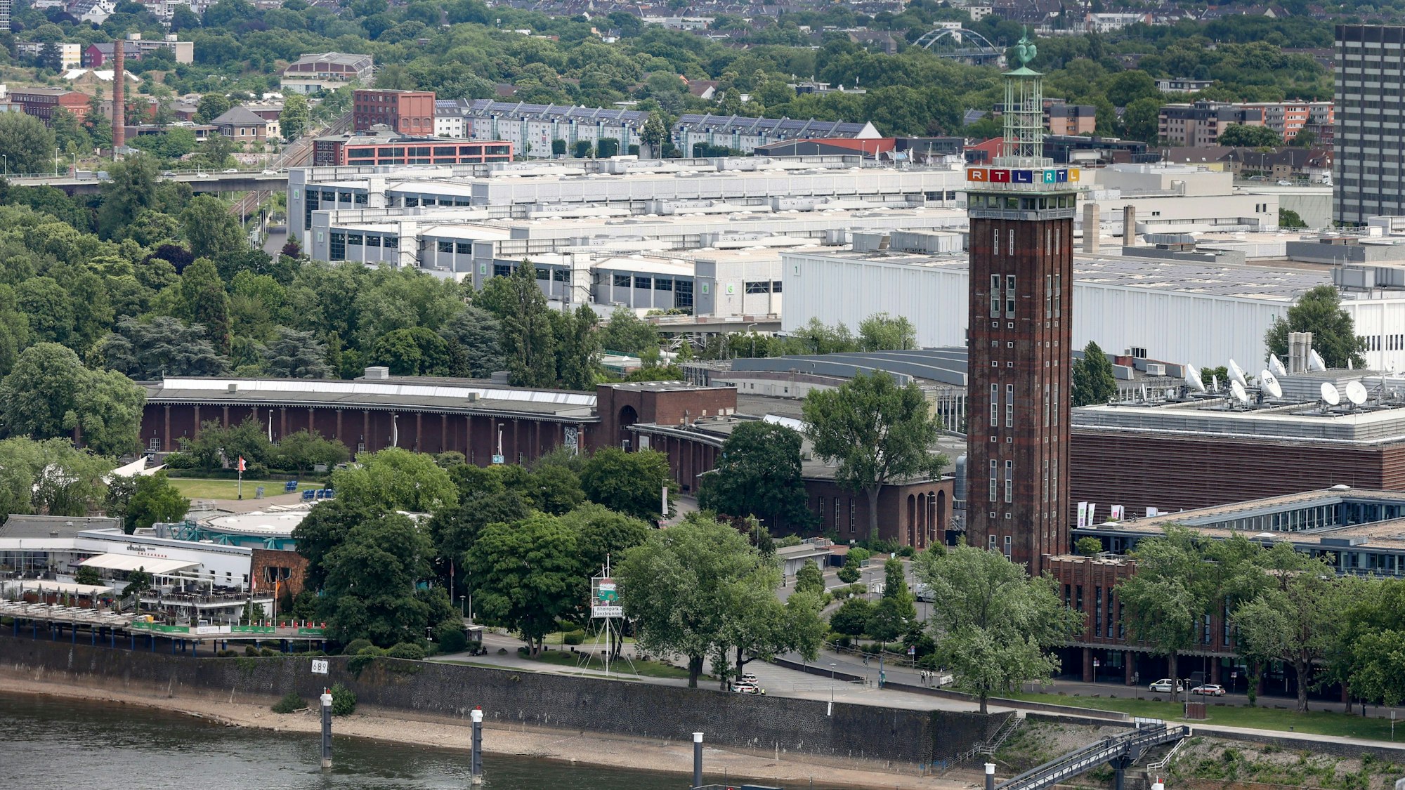 Blick auf das RTL-Gebäude am Rhein in Köln. Der Mediensender hat seinen Sitz in Köln.
