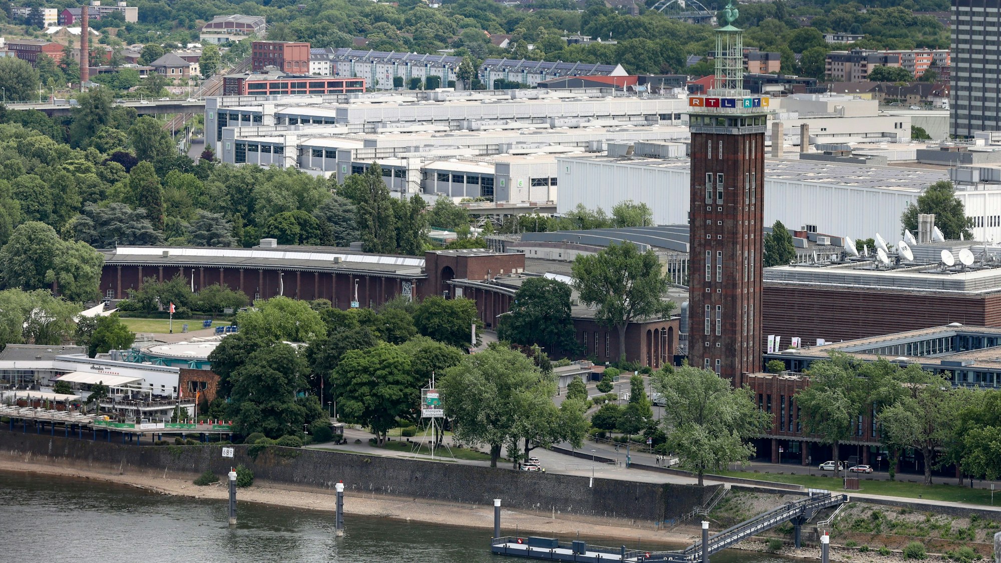 Blick auf die menschenleere, evakuierte Altstadt und das Rheinufer. Auch das RTL-Gebäude wurde evakuiert.