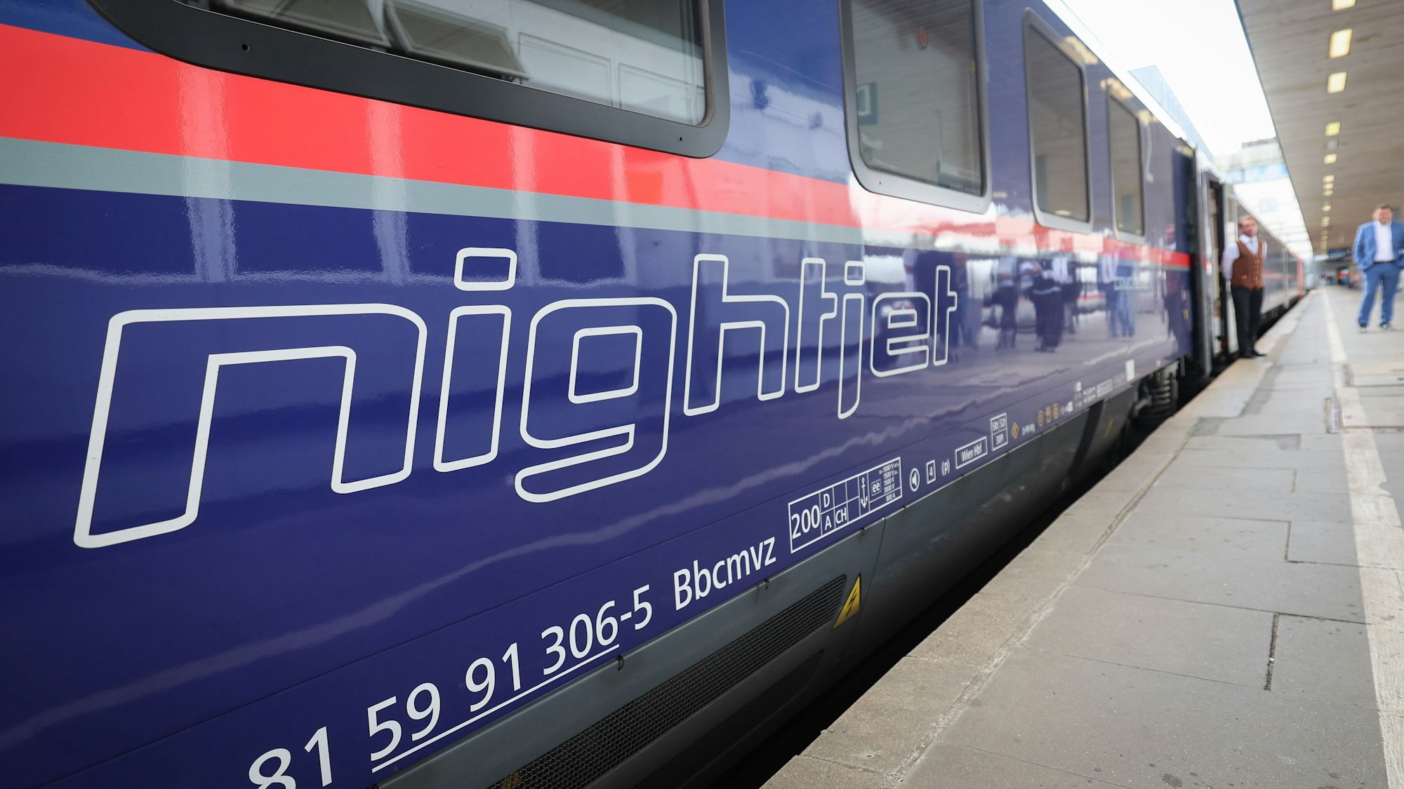 Ein Waggon des Nightjet der Österreichischen Bundesbahn mit dem ´Liegewagen comfort» steht bei einem Medientermin am Bahnhof Altona. Im Schlafwagen von Berlin nach Paris - erstmals seit vielen Jahren steht die nicht nur bei Bahnromantikern beliebte Verbindung wieder im Fahrplan der Deutschen Bahn.