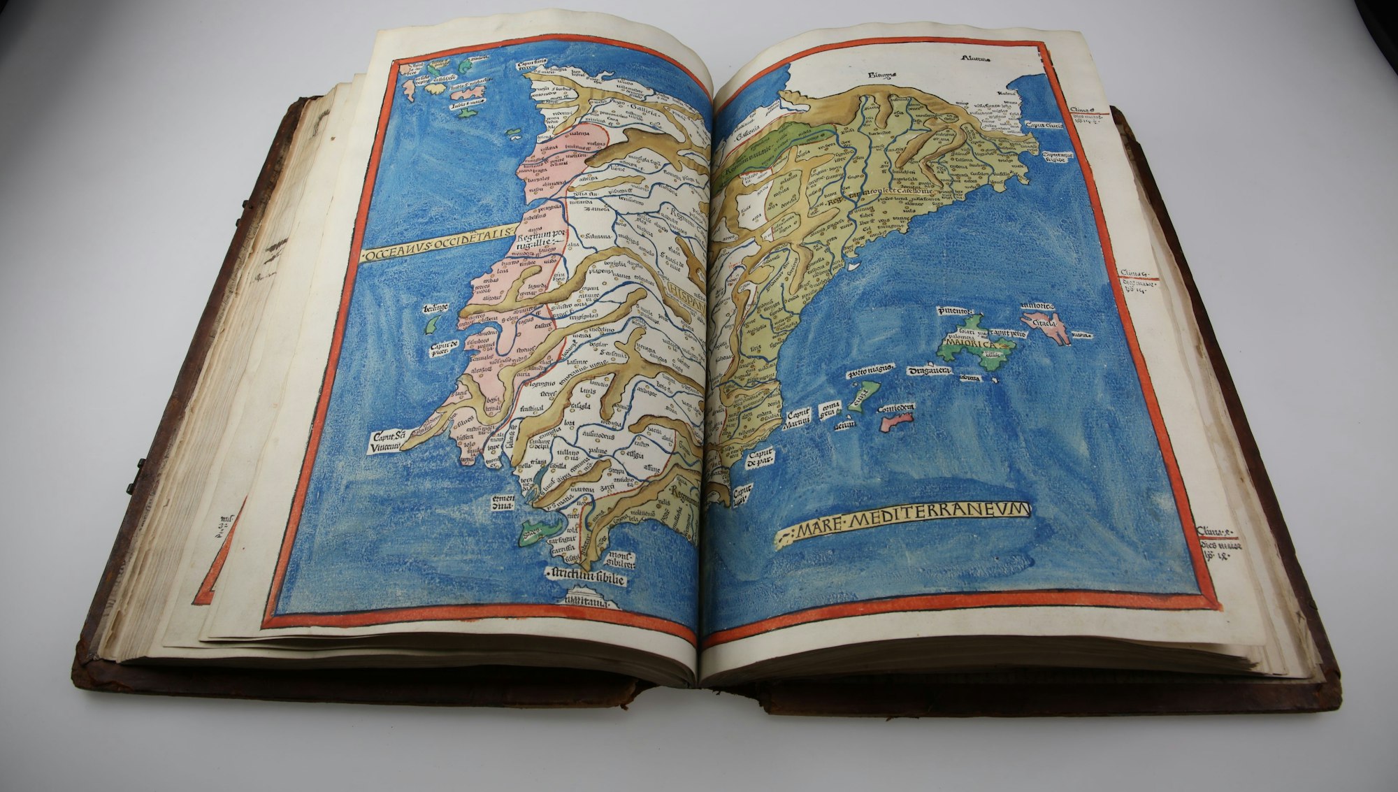 Doppelseite aus der „Cosmographia des Ptolemäus“ mit Blick auf Spanien und Portugal.