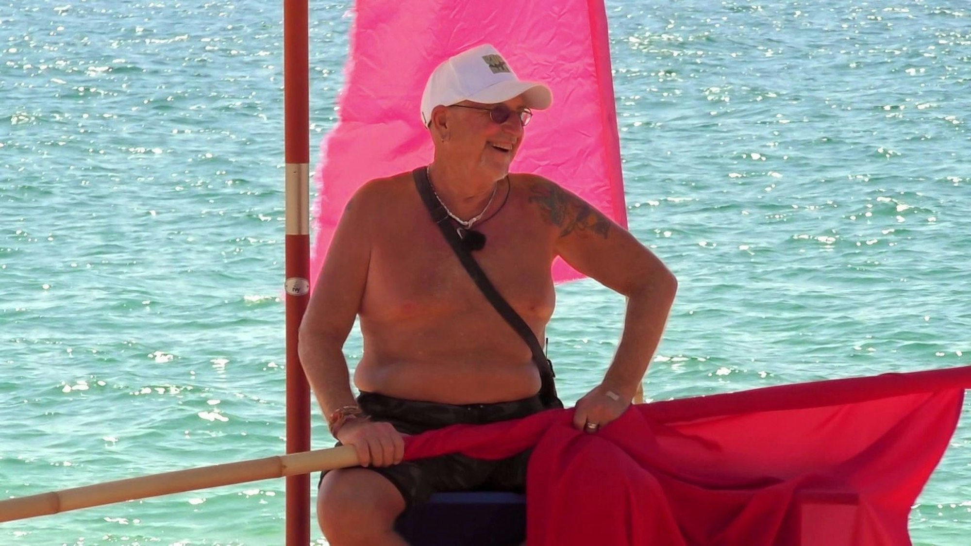 Martin „Hollywood“ Semmelrogge fungierte als Red-Flag-Man, der bei Fehlern winken musste. Er hätte zum Ventilator werden können. Sein Fazit: „Erschreckend, wie wenig die Jugend weiß.“ (Bild: RTL)