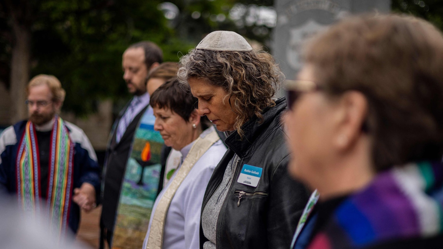 Bei einer Veranstaltung für israelische Geiseln attackierte ein Mann eine Gruppe jüdischer Demonstranten. Das weiße Haus droht seiner Familie nun mit Abschiebung.