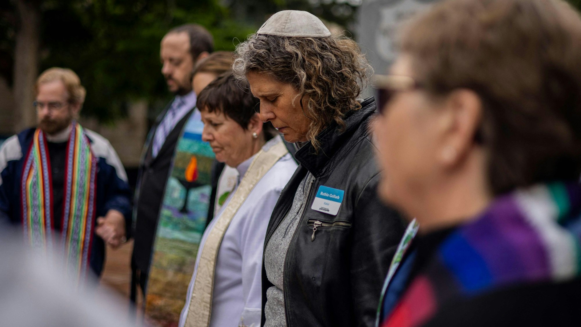 Bei einer Veranstaltung für israelische Geiseln attackierte ein Mann eine Gruppe jüdischer Demonstranten. Das weiße Haus droht seiner Familie nun mit Abschiebung.