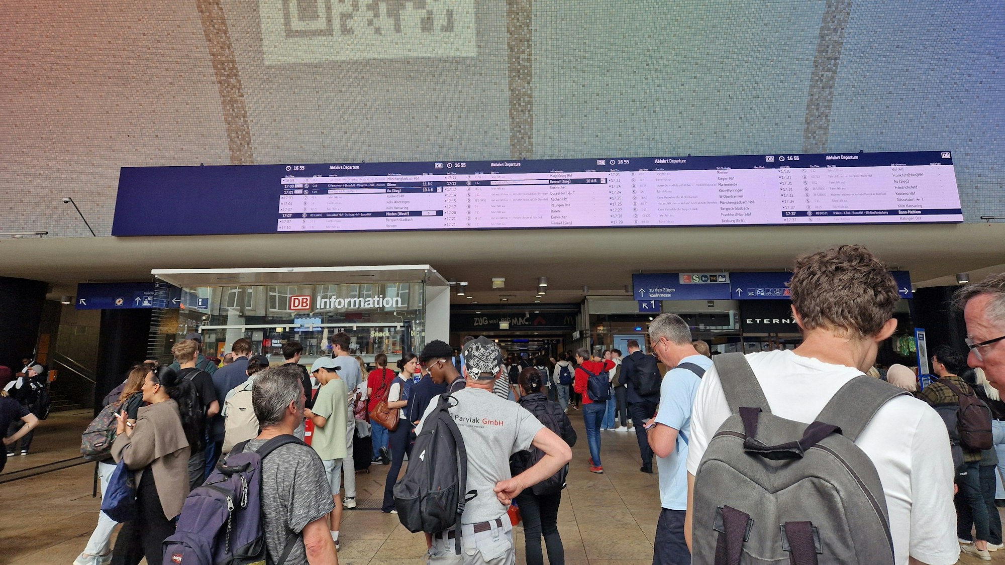 Weil jetzt auch die Hohenzollernbrücke gesperrt ist, geht am Bahnhof so gut wie gar nichts mehr.