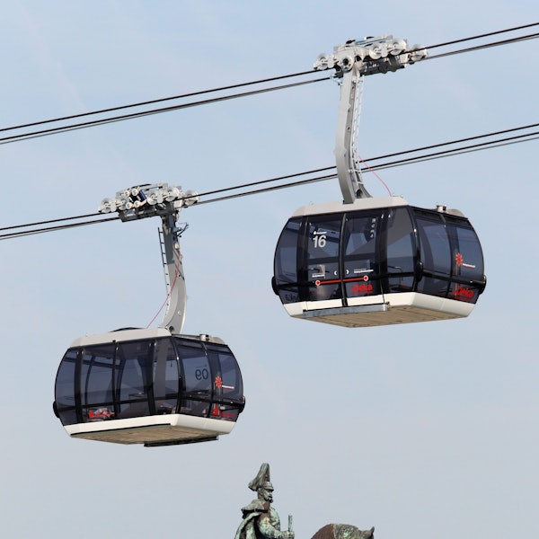 Eine Seilbahngondel fährt am Reiterstandbild von Kaiser Wilhelm am Deutschen Eck in Koblenz vorbei.