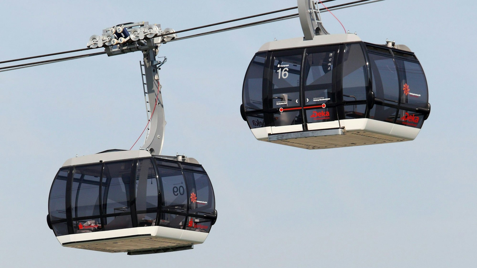 Eine Seilbahngondel fährt am Reiterstandbild von Kaiser Wilhelm am Deutschen Eck in Koblenz vorbei.