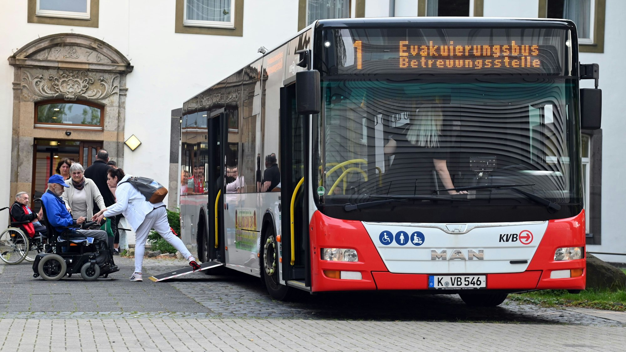 Die KVB hat zwei Busse zur Evakuierung des Seniorenheims in Deutz gestellt: In diesen konnten Personen einsteigen, die noch mobil sind. Ein Großteil, auch schwer bedürftige Senioren, wurden mit Rettungswagen auf drei andere Caritas-Altenheime in Köln verteilt.
