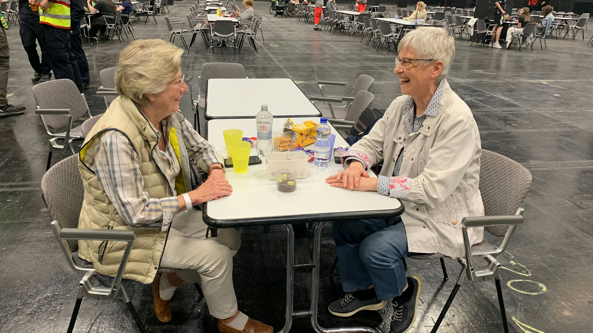 Die Freundinnen Bärbel Sternenberg (v.l.) und Elisabeth Schön sind Freundinnen und wohnen in der Nähe des Eduardus-Krankenhauses in Deutz. Für beide ist es die erste Evakuierung wegen Fliegerbomben.