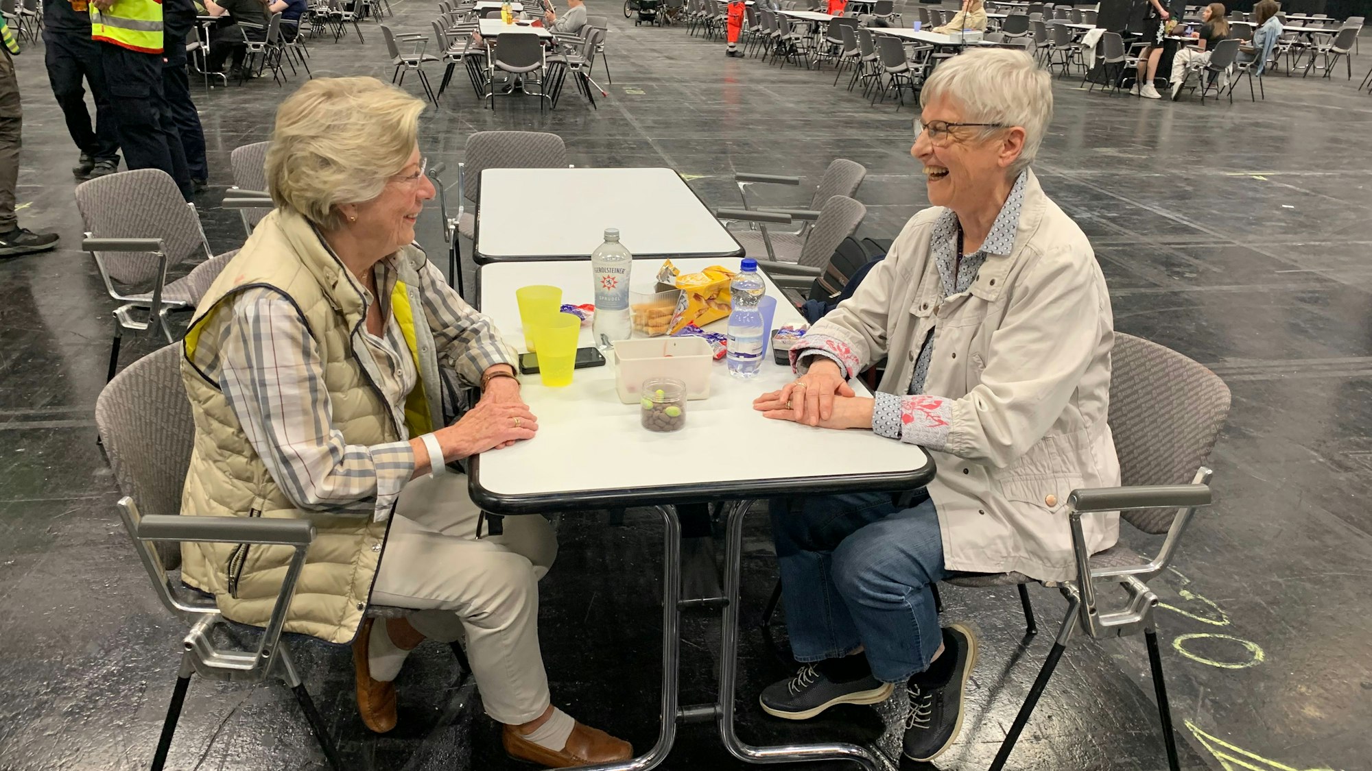 Die Freundinnen Bärbel Sternenberg (l.) und Elisabeth Schön vertreiben sich die Zeit in der Anlaufstelle auf dem Messegelände.