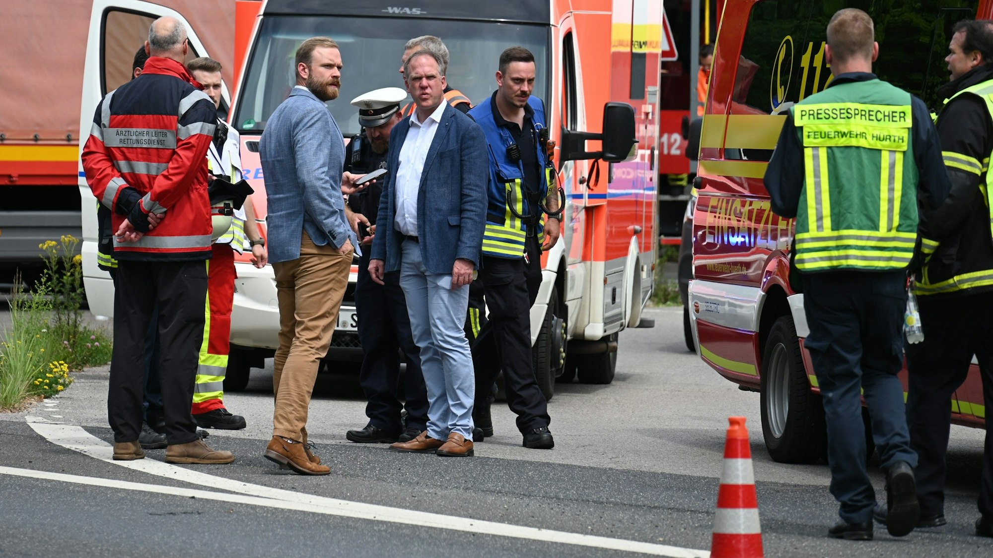 Das Bild zeigt mehrere Personen an der Einsatzstelle.