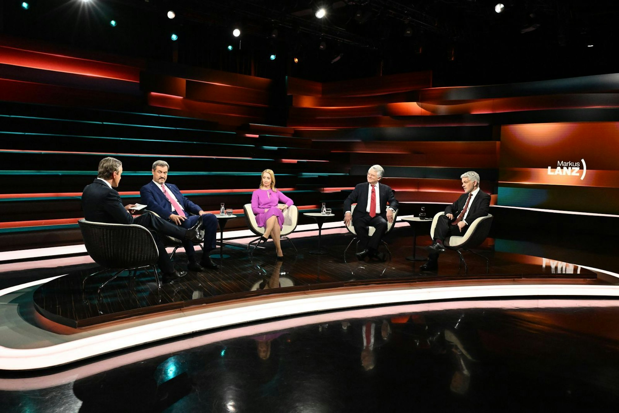 Im ZDF-Talk diskutierten, von links: Moderator Markus Lanz, CSU-Chef Markus Söder, Journalistin Melanie Amann, Unternehmensberater Jörg Wuttke und Militärexperte Carlo Masala. (Bild: ZDF / Cornelia Lehmann)