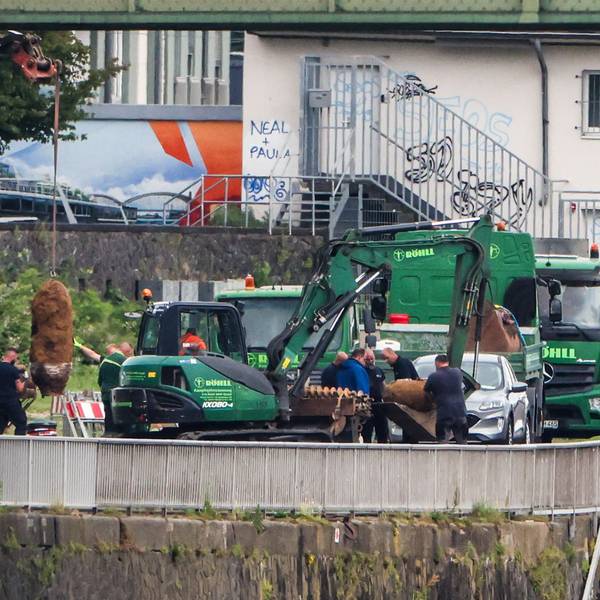 Die in Köln-Deutz gefundenen Weltkriegsbomben werden nach ihrer Entschärfung verladen.