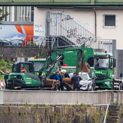 Die in Köln-Deutz gefundenen Weltkriegsbomben werden nach ihrer Entschärfung verladen.