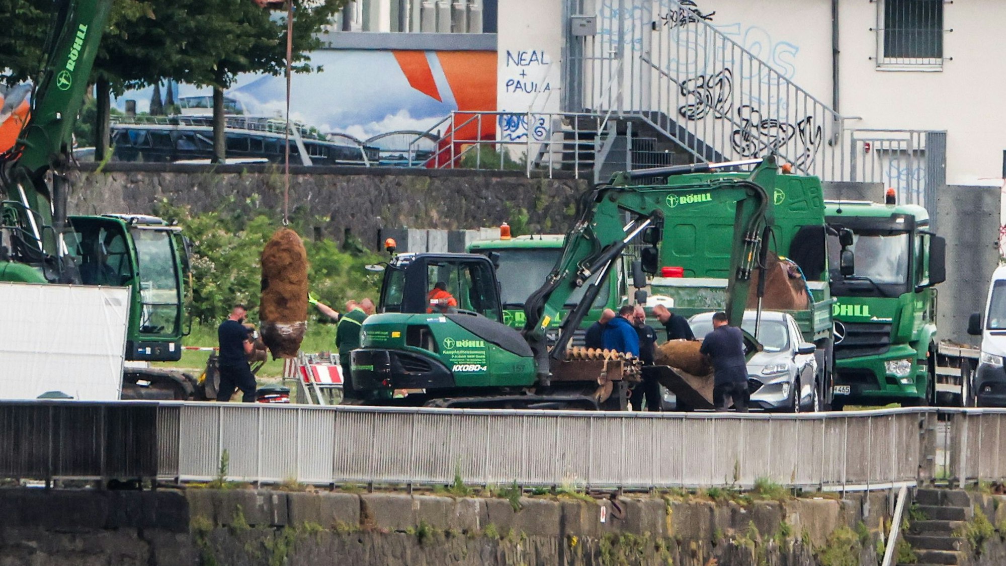 Die in Köln-Deutz gefundenen Weltkriegsbomben werden nach ihrer Entschärfung verladen.