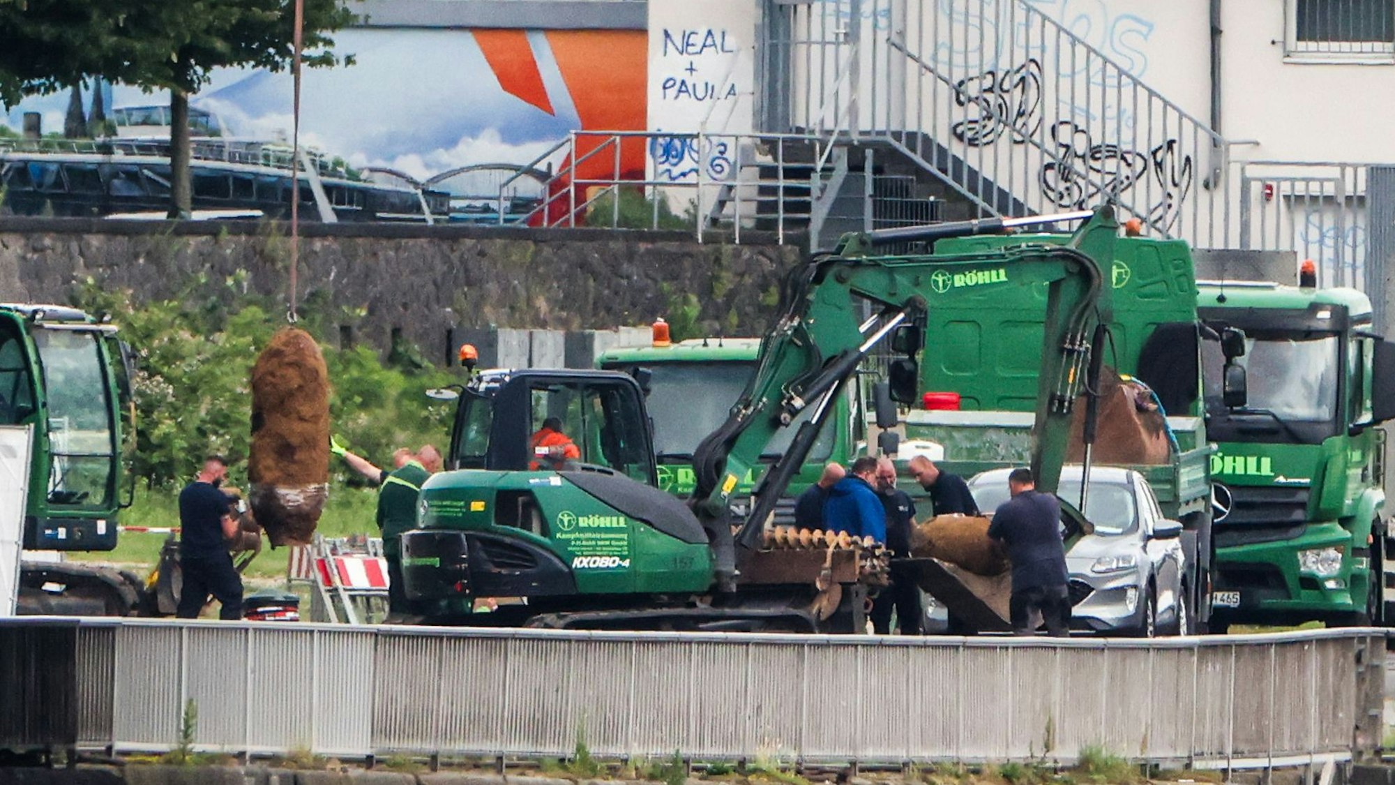04.06.2025, Nordrhein-Westfalen, Köln: Zwei der drei Weltkriegsbomben werden um 19:09 Uhr entschärft verladen. Foto: Christoph Reichwein/dpa +++ dpa-Bildfunk +++