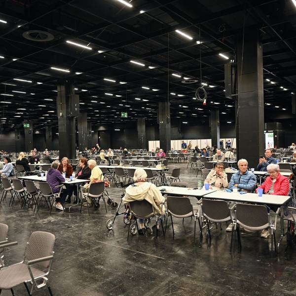 Menschen warten in der Anlaufstelle der Stadt Köln in einer Messehalle auf da Ende der Bombenentschärfung.