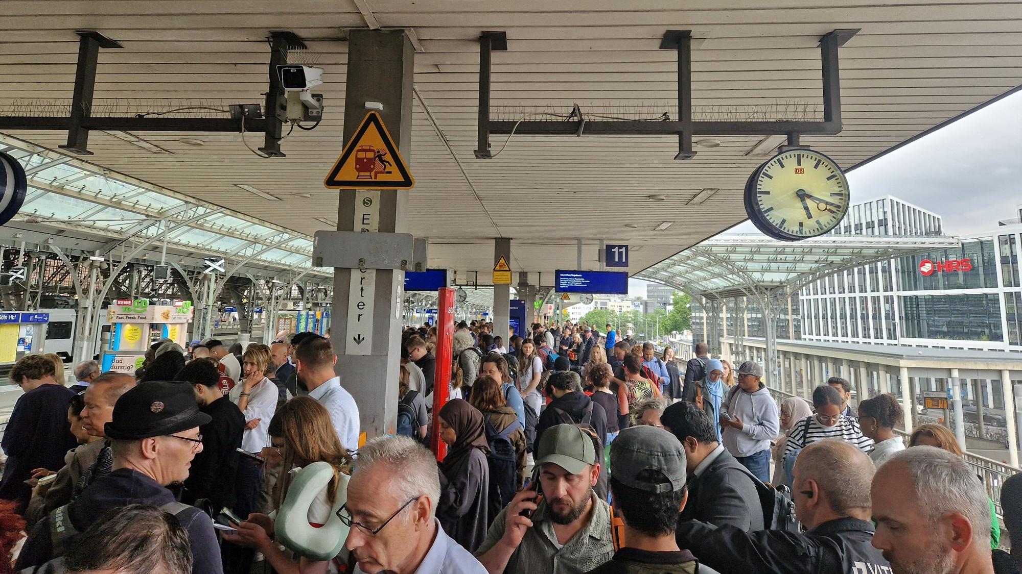 Auf dem S-Bahn-Gleis am Hauptbahnhof drängen sich am späten Nachmittag die Reisenden.