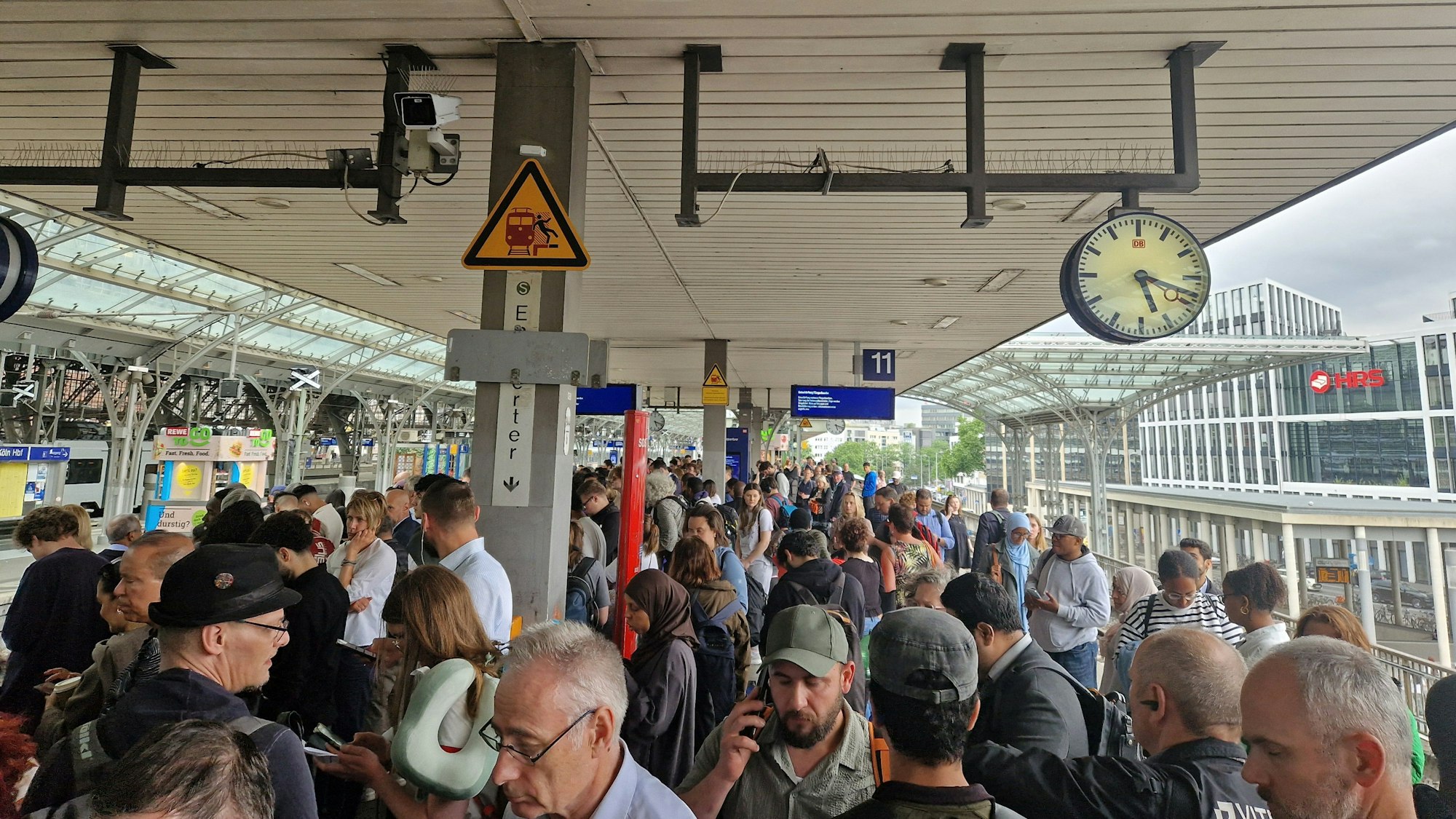 Auf dem S-Bahn-Gleis am Hauptbahnhof drängen sich am späten Nachmittag die Reisenden.