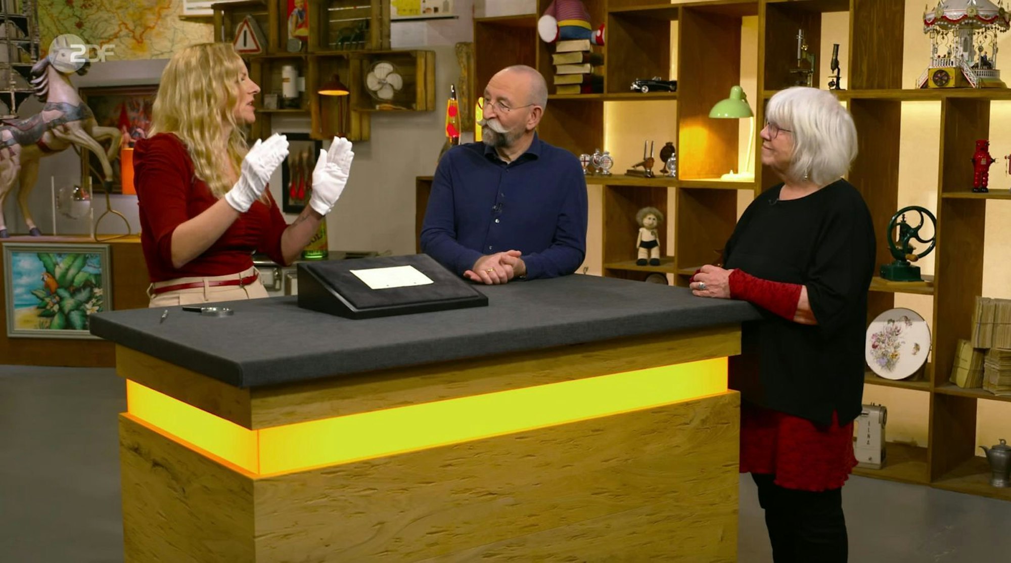 „Sie wusste, dass ich großer Rolling-Stones-Fan war und hat mir das Blatt mit den Unterschriften geschenkt“, erzählte Mechthild. Lichter staunte: „Wahnsinn.“ (Bild: ZDF)