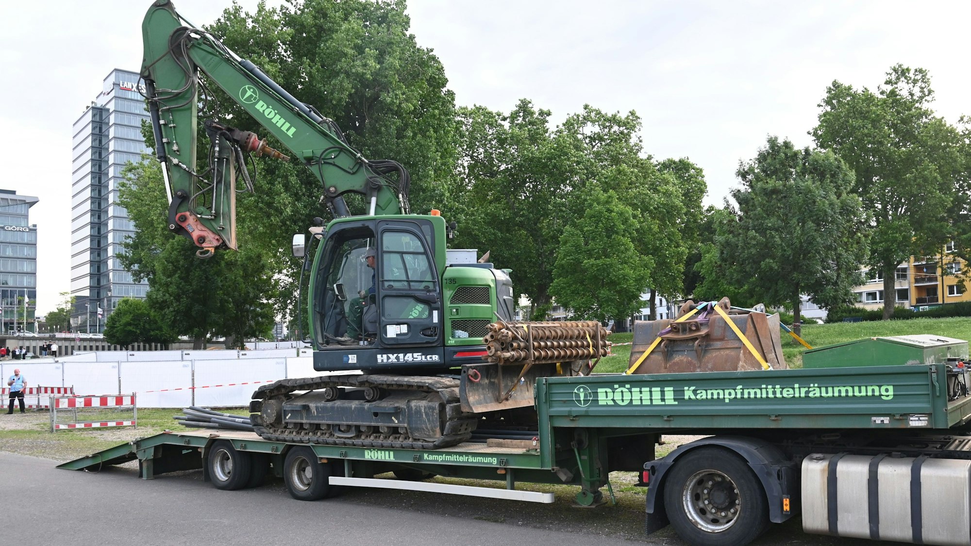 04.06.2025 Köln. Drei Weltkriegsbomben wurden in Deutz gefunden. Es gibt eine großräumige Evakuierung. Deutzer Werft. Foto: Alexander Schwaiger