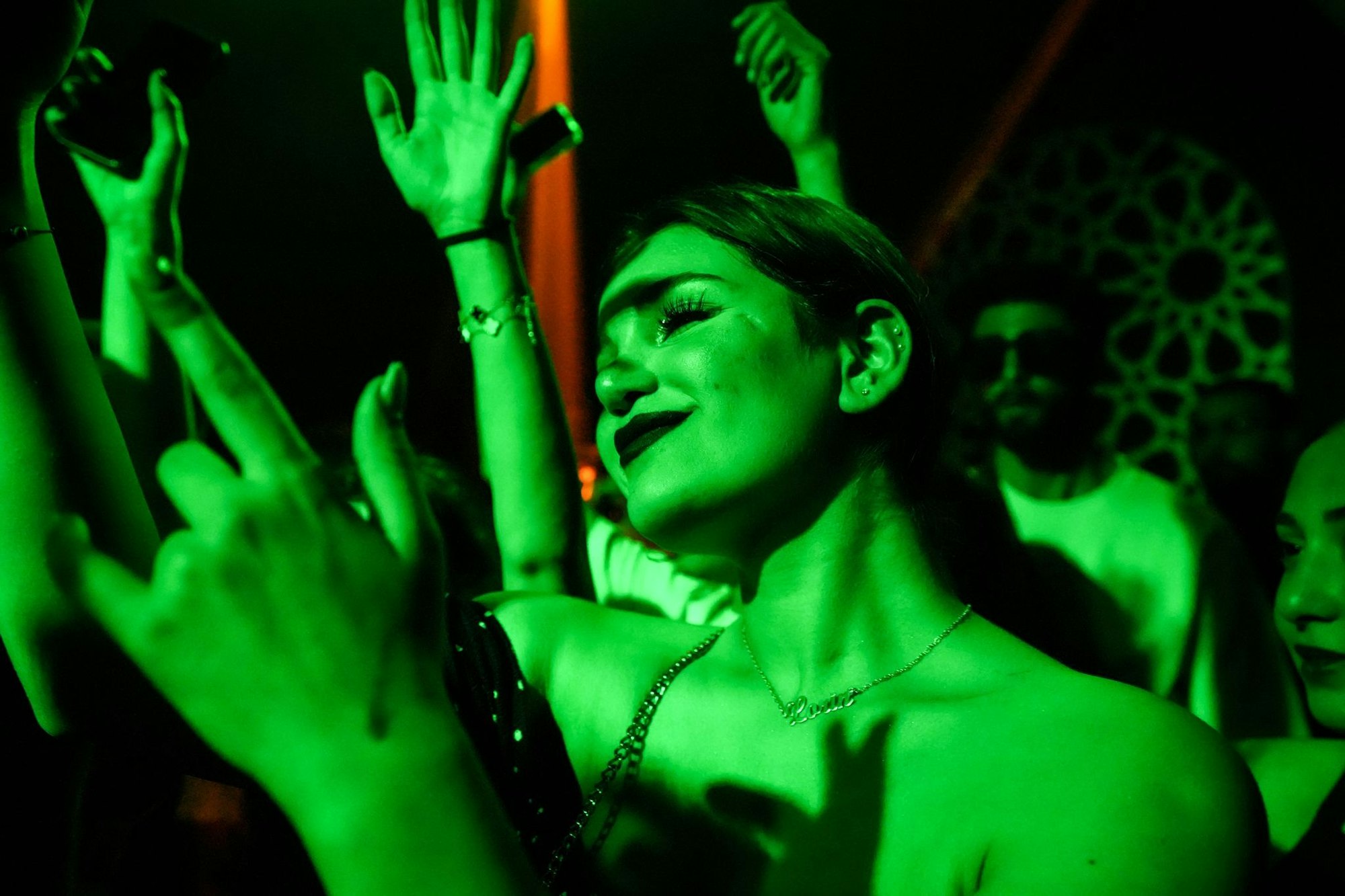 Gästen tanzen zu DJ Nurias Set in Damaskus.