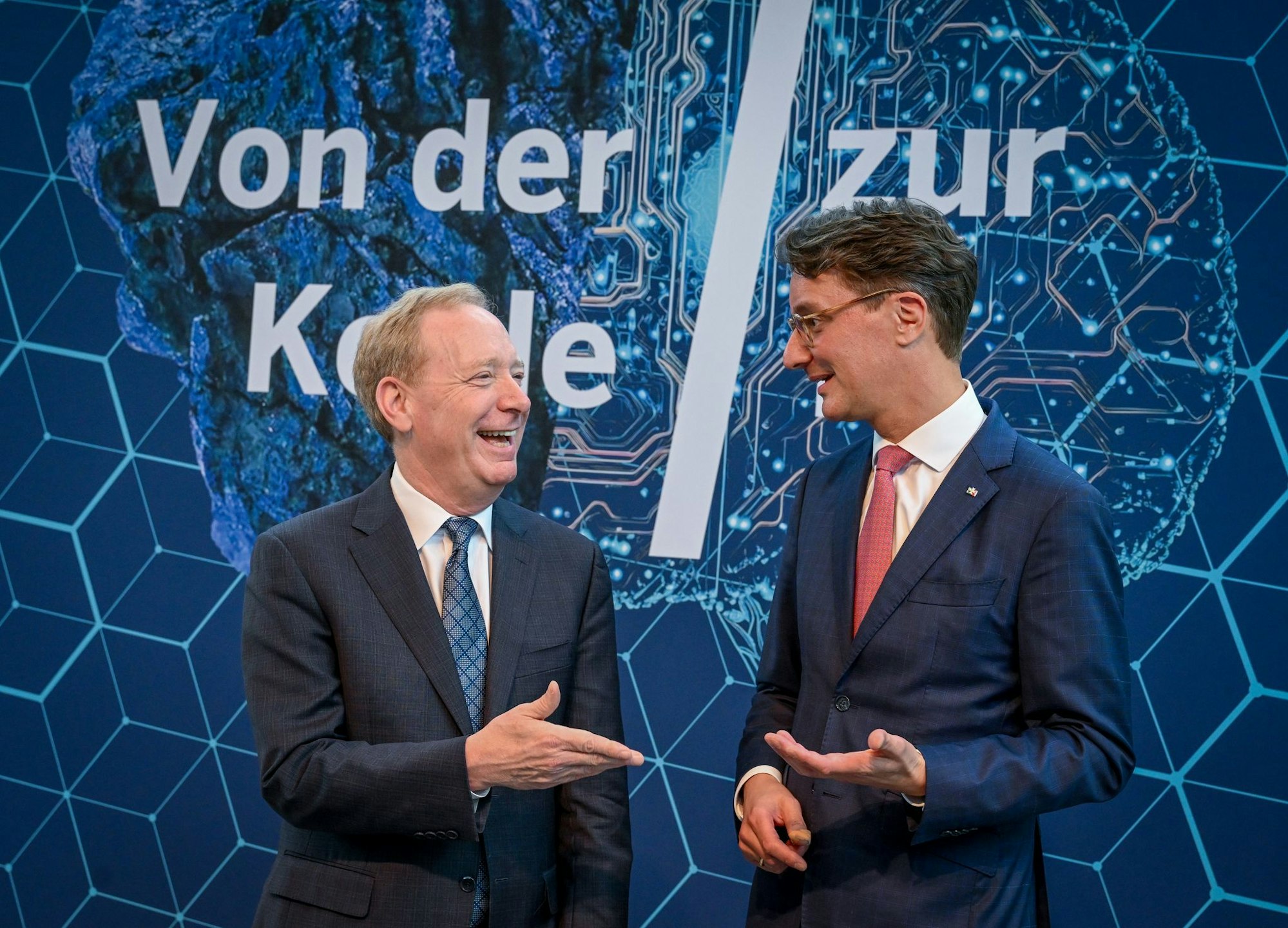 Das US-Softwareunternehmen Microsoft will Lehrkräfte, Auszubildende und Finanzverwaltungsbeschäftigte in Nordrhein-Westfalen im Umgang mit Künstlicher Intelligenz schulen