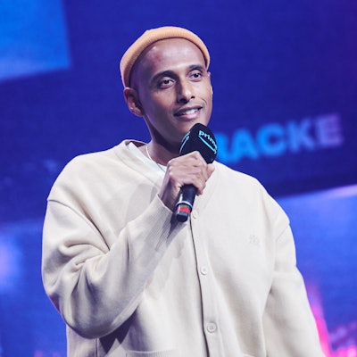 Teddy Teclebrhan, Komiker und Schauspieler, eröffnet die Jahres-Pressekonferenz von Prime Video in Berlin.