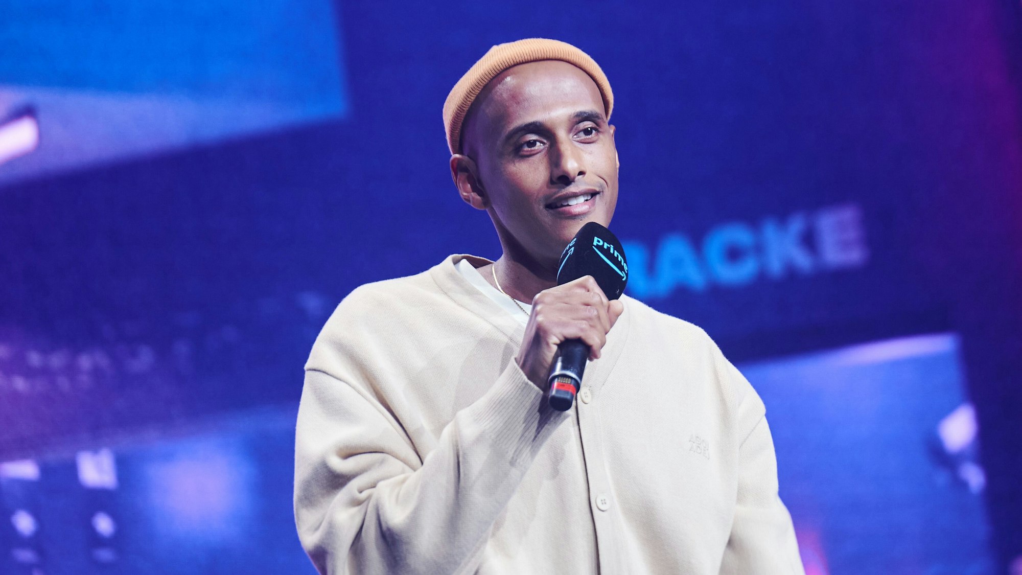 Teddy Teclebrhan, Komiker und Schauspieler, eröffnet die Jahres-Pressekonferenz von Prime Video in Berlin.