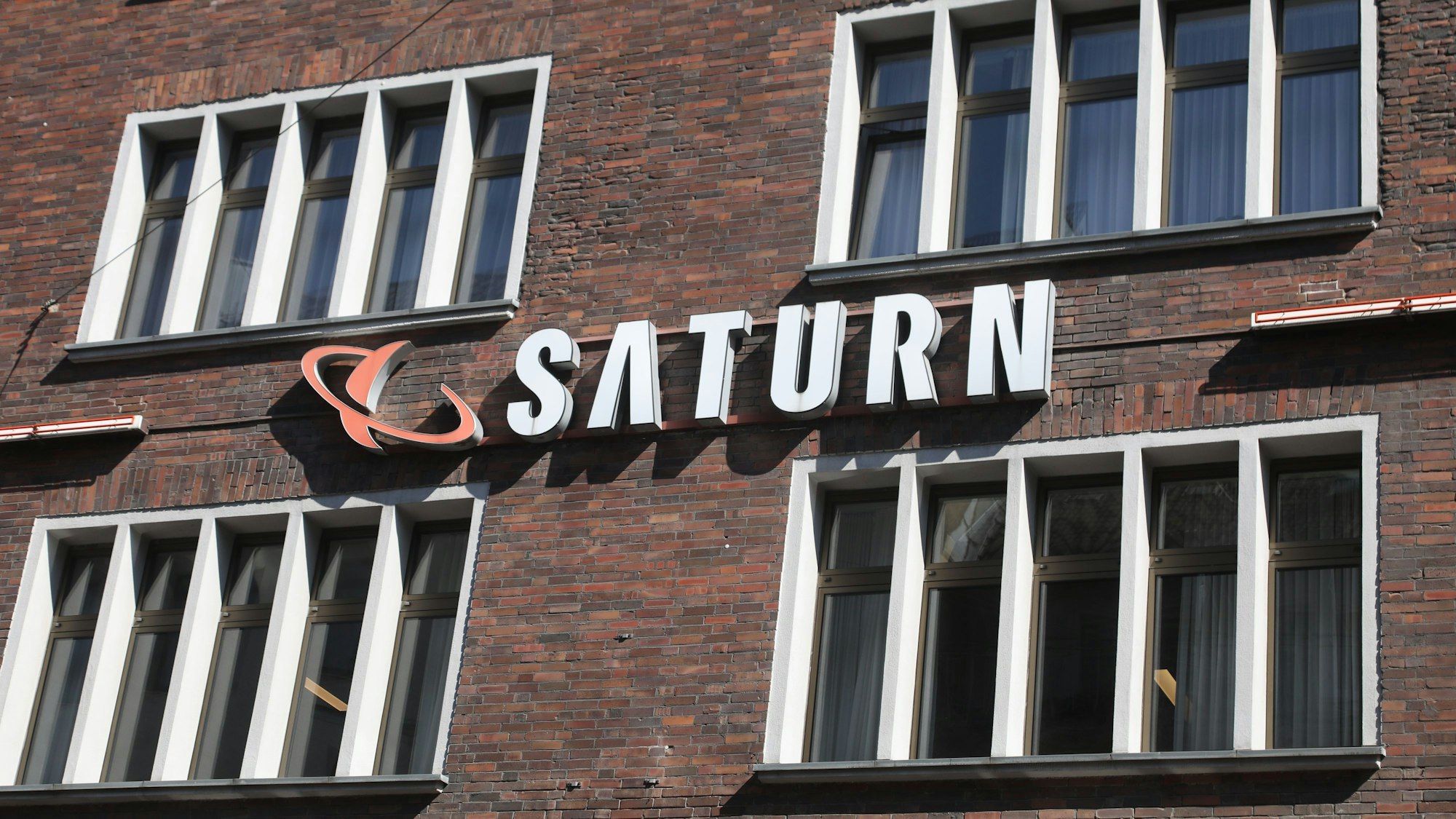 Der Elektronikfachmarkt Saturn unweit des Hansa-Hochhauses wird in einen Mediamarkt umgeflaggt. Beide Marken werden vom selben Unternehmen betrieben.