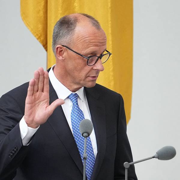 Friedrich Merz (CDU) legt am 6. Mai 2025 im Bundestag seinen Amtseid als Bundeskanzler ab.