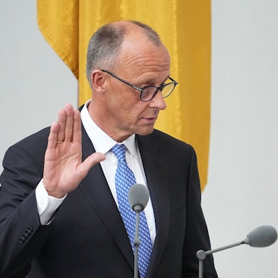 Friedrich Merz (CDU) legt am 6. Mai 2025 im Bundestag seinen Amtseid als Bundeskanzler ab.